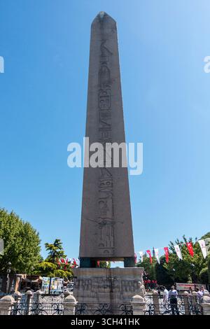 Turquie - Istanbul - Obélisque de Théodose - L'Obélisque de Théodose s'élève au-dessus de la place animée de l'hippodrome Banque D'Images
