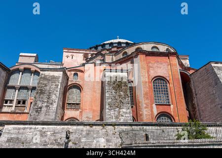 Turquie - Istanbul - Sainte-Sophie - abside rouge et grands contreforts soutenant de hautes fenêtres cintrées sous ciel clair Banque D'Images