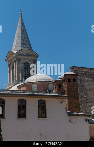 Turquie - Istanbul - Tour de Justice - flèche conique s'élevant au-dessus des toits et des dômes du palais dans un ciel bleu vif Banque D'Images