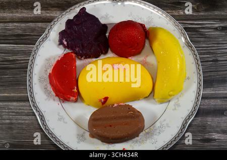 gâteries surgelées aromatisées aux fruits, glaçons ou barres de crème glacée, combinaison de fruits et de crème glacée, assortiment de saveurs un régal rafraîchissant d'été, le ta Banque D'Images