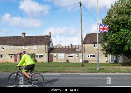 Chippenham, Wiltshire, Royaume-Uni. 31 août 2025. Avec les manifestations de drapeau qui se poursuivent dans tout le pays, plus de 10 drapeaux syndicaux ont été placés sur des lampadaires vendredi soir à côté de l'une des principales routes de banlieue menant à Chippenham. L'opération « Raise the Colours » a commencé à Birmingham et s'est répandue dans tout le pays avec des gens mettant des drapeaux sur des lampadaires et peignant le drapeau de St George sur d'autres meubles en bordure de route. Crédit : Lynchpics/Alamy Live News Banque D'Images