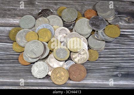 Pile de différentes pièces de monnaie de différents pays du monde, de différentes époques et valeurs, vieilles pièces rétro vintage avec des valeurs différentes et de diffe Banque D'Images