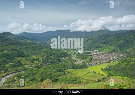 Vue sur la vallée d'Orosi et la ville d'Orosi au Costa Rica Banque D'Images