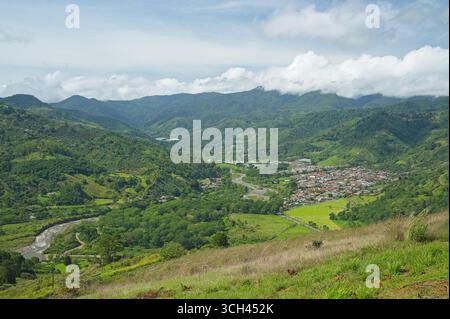 Vue sur la vallée d'Orosi et la ville d'Orosi au Costa Rica Banque D'Images