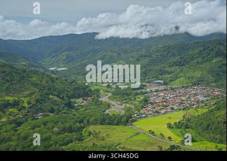 Vue sur la vallée d'Orosi et la ville d'Orosi au Costa Rica Banque D'Images