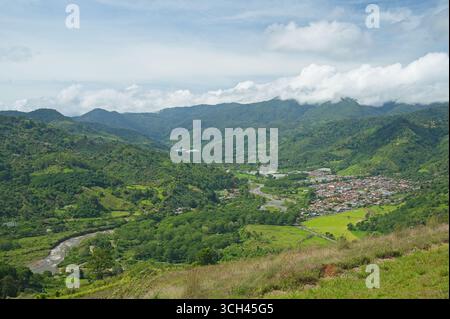 Vue sur la vallée d'Orosi et la ville d'Orosi au Costa Rica Banque D'Images