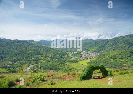 Vue sur la vallée d'Orosi et la ville d'Orosi au Costa Rica Banque D'Images