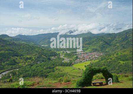 Vue sur la vallée d'Orosi et la ville d'Orosi au Costa Rica Banque D'Images