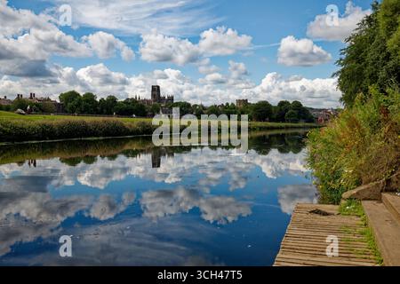 La ligne d'horizon historique de la ville de Durham avec cathédrale et château reflétée dans les eaux de seuil de la rivière s'use lors d'une chaude journée d'été, Angleterre. Banque D'Images