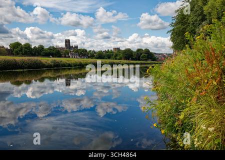 La ligne d'horizon historique de la ville de Durham avec cathédrale et château reflétée dans les eaux de seuil de la rivière s'use lors d'une chaude journée d'été, Angleterre. Banque D'Images