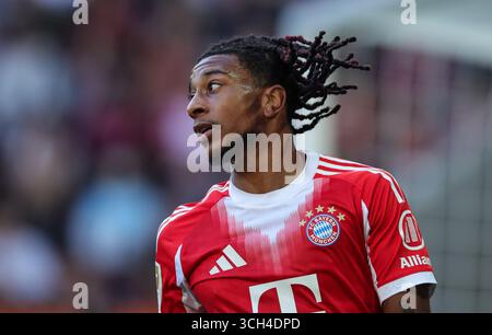 AUGSBOURG, ALLEMAGNE - AOÛT 30 : Michael Olise du FC Bayern Muenchen lors du match de Bundesliga entre le FC Augsbourg et le FC Bayern München à la WWK-Arena le 30 août 2025 à Augsbourg, Allemagne. © diebilderwelt / Alamy Stock Banque D'Images