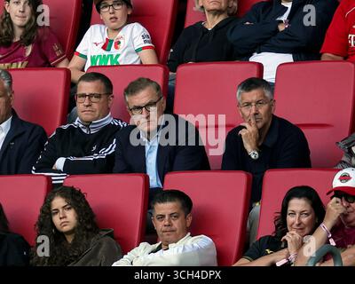 AUGSBOURG, ALLEMAGNE - AOÛT 30 : Max Eberl, membre du conseil d'administration du FC Bayern Munich, Jan-Christian Dreesen, PDG du FC Bayern Munich, et Herbert Hainer, président du FC Bayern Munich, regardent le match depuis les tribunes lors du match de Bundesliga entre le FC Augsbourg et le FC Bayern München à la WWK-Arena le 30 août 2025 à Augsbourg, Allemagne. © diebilderwelt / Alamy Stock Banque D'Images