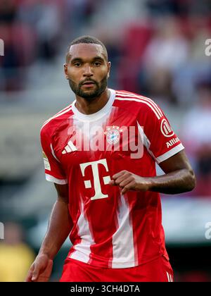 AUGSBOURG, ALLEMAGNE - AOÛT 30 : Jonathan Tah du FC Bayern Muenchen lors du match de Bundesliga entre le FC Augsburg et le FC Bayern München à la WWK-Arena le 30 août 2025 à Augsbourg, Allemagne. © diebilderwelt / Alamy Stock Banque D'Images