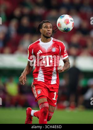 AUGSBOURG, ALLEMAGNE - AOÛT 30 : Michael Olise du FC Bayern Muenchen court avec le ballon lors du match de Bundesliga entre le FC Augsbourg et le FC Bayern München à la WWK-Arena le 30 août 2025 à Augsbourg, Allemagne. © diebilderwelt / Alamy Stock Banque D'Images