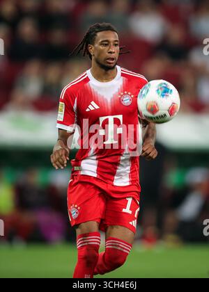 AUGSBOURG, ALLEMAGNE - AOÛT 30 : Michael Olise du FC Bayern Muenchen court avec le ballon lors du match de Bundesliga entre le FC Augsbourg et le FC Bayern München à la WWK-Arena le 30 août 2025 à Augsbourg, Allemagne. © diebilderwelt / Alamy Stock Banque D'Images