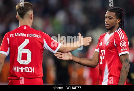 AUGSBOURG, ALLEMAGNE - AOÛT 30 : Joshua Kimmich du FC Bayern Munich et Michael Olise du FC Bayern Munich célèbrent la victoire de leur équipe après le match de Bundesliga entre le FC Augsbourg et le FC Bayern München à la WWK-Arena le 30 août 2025 à Augsbourg, en Allemagne. © diebilderwelt / Alamy Stock Banque D'Images