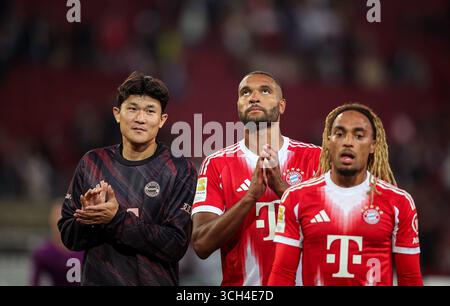 AUGSBOURG, ALLEMAGNE - AOÛT 30 : Minjae Kim du FC Bayern Muenchen , Jonathan Tah du FC Bayern Muenchen, Sacha Boey du FC Bayern Muenchen après le match de Bundesliga entre le FC Augsburg et le FC Bayern München à la WWK-Arena le 30 août 2025 à Augsbourg, Allemagne. © diebilderwelt / Alamy Stock Banque D'Images