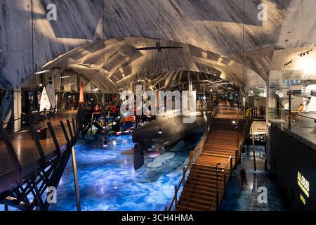 Port d'hydravion du Musée maritime estonien, hangar d'hydravions historique intérieur avec sous-marin Lembit à Tallinn, Estonie. Banque D'Images