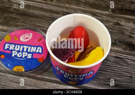 Le Caire, Egypte, 7 août 2025 : Fruitina Pops, une combinaison de fruits croquants et de crème glacée lisse, des formes et des saveurs de fruits réalistes, un dessert de El Banque D'Images