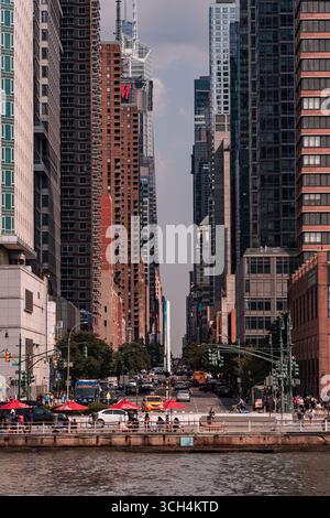 New York City, États-Unis – juillet 2024 : gratte-ciel de Manhattan et rues animées dans le quartier de Hell’s Kitchen, vus depuis le fleuve Hudson. Banque D'Images