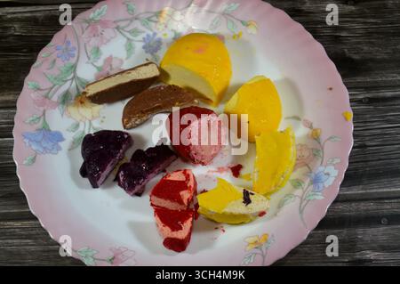 gâteries surgelées aromatisées aux fruits, glaçons ou barres de crème glacée, combinaison de fruits et de crème glacée, assortiment de saveurs un régal rafraîchissant d'été, le ta Banque D'Images