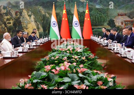 Tianjin, Chine. 31 août 2025. Le premier ministre indien Narendra Modi, à gauche, et une délégation lors d’une réunion bilatérale élargie avec le président chinois Xi Jinping, à droite, en marge du sommet de l’Organisation de coopération de Shanghai, le 31 août 2025 à Tianjin, en Chine. Crédit : PIB/Press information Bureau/Alamy Live News Banque D'Images