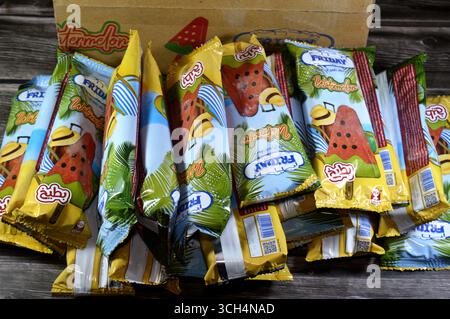 Le Caire, Égypte, 20 juillet 2025 : vendredi barres de crème glacée à la pastèque faites de forme et de saveur de fruits, la barre de crème glacée est un dessert glacé avec de la crème glacée sur Banque D'Images