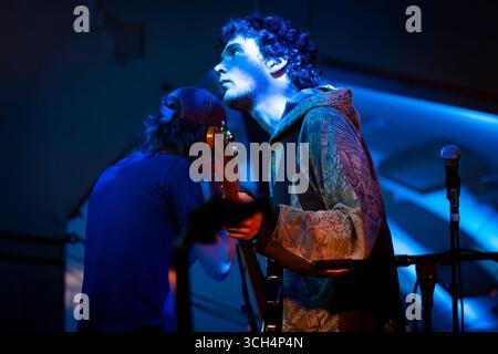 Édimbourg, Écosse. Dim 31 août 2025. Le groupe de rock anglais The Orchestra (pour l'instant) sur scène à Summerhall dans le cadre du Edinburgh Psych Fest 2025. The Orchestra (for Now) - parfois abrégé en TO(FN) - est formé au début de 2023 et comprend le chanteur / claviériste Joe Scarisbrick, les guitaristes Neil Thomson et Bill Bickerstaff, le violoniste Lingling Bao-Smith, le bassiste Isobel Nisbett, la violoncelliste Erin Snape et le batteur Charlie Hancock. Ils remportent le Green Man Rising Competition en 2024 au Green Man Festival avant de sortir leur premier single Wake Robin en novembre 2024. Banque D'Images