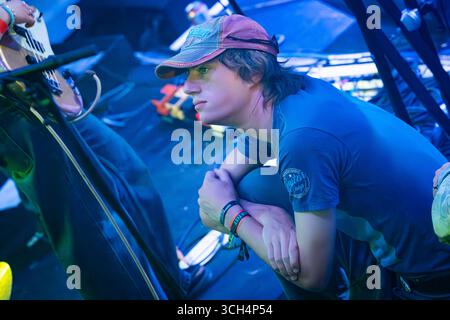 Édimbourg, Écosse. Dim 31 août 2025. Le groupe de rock anglais The Orchestra (pour l'instant) sur scène à Summerhall dans le cadre du Edinburgh Psych Fest 2025. The Orchestra (for Now) - parfois abrégé en TO(FN) - est formé au début de 2023 et comprend le chanteur / claviériste Joe Scarisbrick, les guitaristes Neil Thomson et Bill Bickerstaff, le violoniste Lingling Bao-Smith, le bassiste Isobel Nisbett, la violoncelliste Erin Snape et le batteur Charlie Hancock. Ils remportent le Green Man Rising Competition en 2024 au Green Man Festival avant de sortir leur premier single Wake Robin en novembre 2024. Banque D'Images