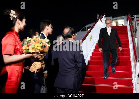 Tianjin, Chine. 31 août 2025. Le président iranien MASOUD PEZZESHKIAN (à droite) arrive au sommet 2025 de l'Organisation de coopération de Shanghai (OCS) à Tianjin. (Crédit image : © Présidence iranienne via ZUMA Press Wire) USAGE ÉDITORIAL SEULEMENT ! Non destiné à UN USAGE commercial ! Crédit : ZUMA Press, Inc/Alamy Live News Banque D'Images