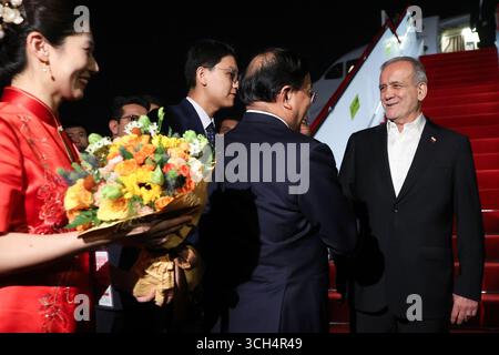 Tianjin, Chine. 31 août 2025. Le président iranien MASOUD PEZZESHKIAN (à droite) arrive au sommet 2025 de l'Organisation de coopération de Shanghai (OCS) à Tianjin. (Crédit image : © Présidence iranienne via ZUMA Press Wire) USAGE ÉDITORIAL SEULEMENT ! Non destiné à UN USAGE commercial ! Crédit : ZUMA Press, Inc/Alamy Live News Banque D'Images
