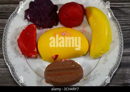 gâteries surgelées aromatisées aux fruits, glaçons ou barres de crème glacée, combinaison de fruits et de crème glacée, assortiment de saveurs un régal rafraîchissant d'été, le ta Banque D'Images