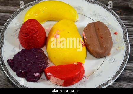 gâteries surgelées aromatisées aux fruits, glaçons ou barres de crème glacée, combinaison de fruits et de crème glacée, assortiment de saveurs un régal rafraîchissant d'été, le ta Banque D'Images
