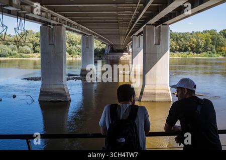Les Varsovians regardent au-dessus des fondations exposées du pont Sainte-Croix. Le dernier week-end de l'été, la plus longue rivière la Vistule tombe à son niveau le plus bas jamais enregistré de seulement 7cm dans la capitale. Le niveau d'eau mesuré à la station de mesure des boulevards de la Vistule est tombé bien en dessous du seuil minimum de sécurité de 150 cm. Banque D'Images