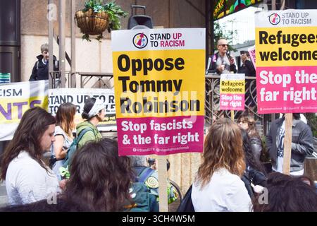 Londres, Angleterre, Royaume-Uni. 31 août 2025. Un manifestant tient une pancarte « S'opposer à Tommy Robinson » alors que les manifestants se rassemblent pour soutenir les migrants devant l'hôtel Britannia International à Canary Wharf, où sont hébergés les demandeurs d'asile, dans le cadre des manifestations liées aux migrants qui se déroulent actuellement dans tout le Royaume-Uni. (Crédit image : © Vuk Valcic/ZUMA Press Wire) USAGE ÉDITORIAL SEULEMENT ! Non destiné à UN USAGE commercial ! Crédit : ZUMA Press, Inc/Alamy Live News Banque D'Images