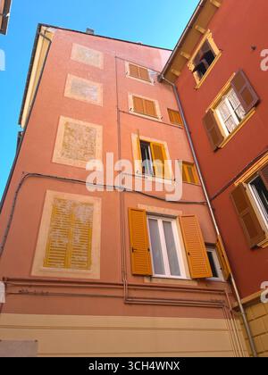 Vieille rue dans la campagne italienne près de la mer. Bâtiment traditionnel. Jour du soleil. Entrée, fenêtre à la maison. Nature et ciel. Banque D'Images
