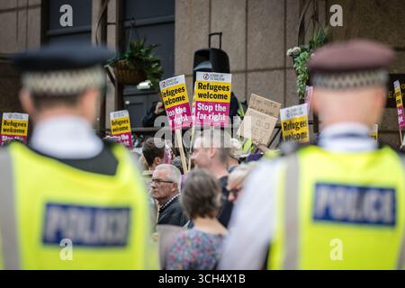 LONDRES, ROYAUME-UNI. 31 août 2025. Les militants de Stand Up to Racism se rassemblent devant l’hôtel International de Canary Wharf pour soutenir les réfugiés et les demandeurs d’asile qui y sont hébergés. Les manifestants ont condamné les groupes d'extrême droite et les partisans de Tommy Robinson, dont un petit nombre étaient présents en criant lors de la manifestation. L’action visait à faire preuve de solidarité avec les demandeurs d’asile et à s’opposer à la montée de l’hostilité d’extrême droite. Crédit : Pete Speller/Alamy Live News Banque D'Images