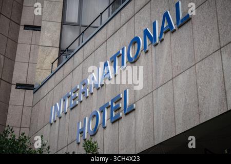 LONDRES, ROYAUME-UNI. 31 août 2025. Les militants de Stand Up to Racism se rassemblent devant l’hôtel International de Canary Wharf pour soutenir les réfugiés et les demandeurs d’asile qui y sont hébergés. Les manifestants ont condamné les groupes d'extrême droite et les partisans de Tommy Robinson, dont un petit nombre étaient présents en criant lors de la manifestation. L’action visait à faire preuve de solidarité avec les demandeurs d’asile et à s’opposer à la montée de l’hostilité d’extrême droite. Crédit : Pete Speller/Alamy Live News Banque D'Images