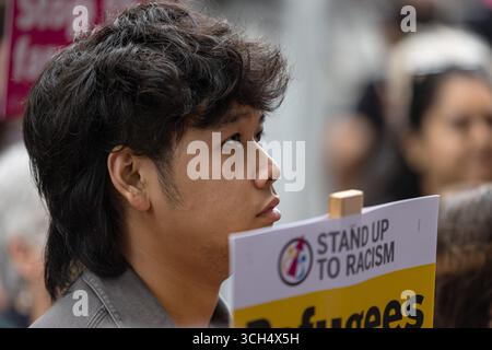 LONDRES, ROYAUME-UNI. 31 août 2025. Les militants de Stand Up to Racism se rassemblent devant l’hôtel International de Canary Wharf pour soutenir les réfugiés et les demandeurs d’asile qui y sont hébergés. Les manifestants ont condamné les groupes d'extrême droite et les partisans de Tommy Robinson, dont un petit nombre étaient présents en criant lors de la manifestation. L’action visait à faire preuve de solidarité avec les demandeurs d’asile et à s’opposer à la montée de l’hostilité d’extrême droite. Crédit : Pete Speller/Alamy Live News Banque D'Images
