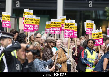 LONDRES, ROYAUME-UNI. 31 août 2025. Les militants de Stand Up to Racism se rassemblent devant l’hôtel International de Canary Wharf pour soutenir les réfugiés et les demandeurs d’asile qui y sont hébergés. Les manifestants ont condamné les groupes d'extrême droite et les partisans de Tommy Robinson, dont un petit nombre étaient présents en criant lors de la manifestation. L’action visait à faire preuve de solidarité avec les demandeurs d’asile et à s’opposer à la montée de l’hostilité d’extrême droite. Crédit : Pete Speller/Alamy Live News Banque D'Images