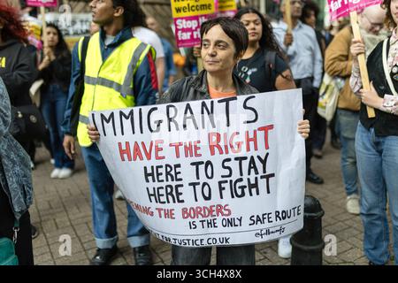 LONDRES, ROYAUME-UNI. 31 août 2025. Les militants de Stand Up to Racism se rassemblent devant l’hôtel International de Canary Wharf pour soutenir les réfugiés et les demandeurs d’asile qui y sont hébergés. Les manifestants ont condamné les groupes d'extrême droite et les partisans de Tommy Robinson, dont un petit nombre étaient présents en criant lors de la manifestation. L’action visait à faire preuve de solidarité avec les demandeurs d’asile et à s’opposer à la montée de l’hostilité d’extrême droite. Crédit : Pete Speller/Alamy Live News Banque D'Images