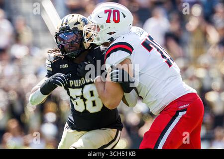 30 août 2025 : Breeon Ishmail (58) et Tristan Cook (70), joueur de ligne offensif de Ball State, se battent sur la ligne de scrimmage lors d'un match de football NCAA entre les Cardinals de Ball State et les Boilermakers de Purdue au stade Ross-Ade à West Lafayette, Indiana. John Mersits/CSM (image crédit : © John Mersits/Cal Sport Media) Banque D'Images