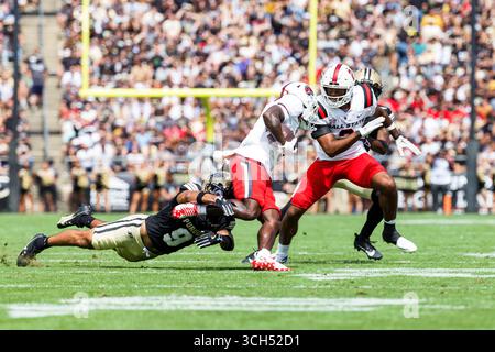 30 août 2025 : Ball State Running Back TJ Horton (4 ans) court avec le ballon alors que le Purdue Defensive Back Myles Slusher (9 ans) poursuit lors d'un match de football NCAA entre les Ball State Cardinals et les Purdue Boilermakers au stade Ross-Ade à West Lafayette, Indiana. John Mersits/CSM Banque D'Images