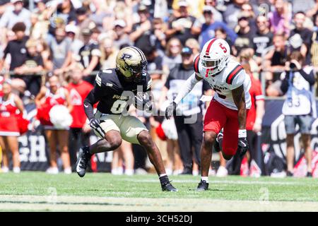 30 août 2025 : Nitro Tuggle (0), receveur de Purdue Wide, court avec le ballon après la capture alors que Roman Pearson (5), le défenseur de Ball State, poursuit pendant le match de football NCAA entre les Cardinals de Ball State et les Boilermakers de Purdue au stade Ross-Ade à West Lafayette, Indiana. John Mersits/CSM Banque D'Images