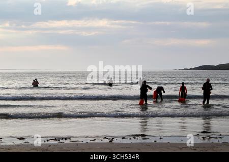 nageurs de mer du soir sur narin portnoo plage comté donegal république d'irlande Banque D'Images