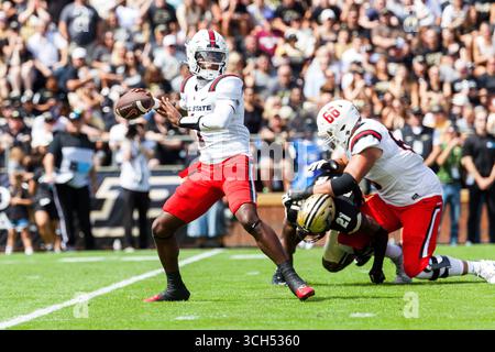 30 août 2025 : Kiael Kelly, quarterback de Ball State, passe le bal lors d'un match de football NCAA entre les Cardinals de Ball State et les Purdue Boilermakers au Ross-Ade Stadium à West Lafayette, Indiana. John Mersits/CSM Banque D'Images