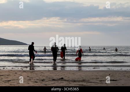 nageurs de mer du soir sur narin portnoo plage comté donegal république d'irlande Banque D'Images