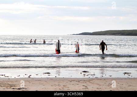 nageurs de mer du soir sur narin portnoo plage comté donegal république d'irlande Banque D'Images