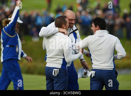27 septembre 2014 ; Gleneagles, Perthshire, SCT; Sergio Garcia célèbre avec Rory McIlroy sur le 16ème green après avoir remporté son match des quatre-vingt-dix avec Rory McIlroy le deuxième jour de la Ryder Cup 2014 au Gleneagles Resort - PGA Centenary course. Banque D'Images