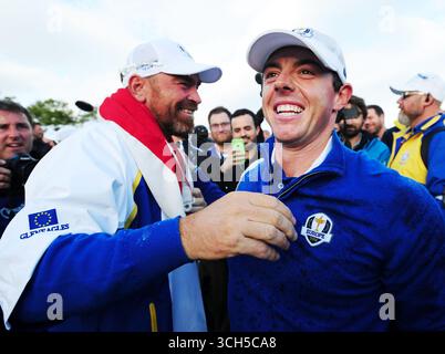 28 septembre 2014 ; Gleneagles, Perthshire, SCT; Thomas Bjorn (G) célèbre avec Rory McIlroy (d) sur le 18e green après les matchs simples du troisième jour de la Ryder Cup 2014 au Gleneagles Resort - PGA Centenary course. Banque D'Images
